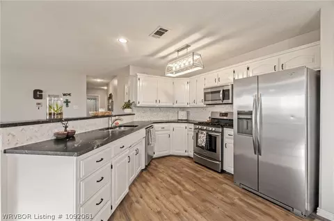 Kitchen - 2108 N River Rd, Lavaca, AR 72941 photo 1 of 2