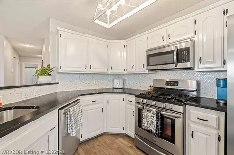 Kitchen - 2108 N River Rd, Lavaca, AR 72941 photo 2 of 2