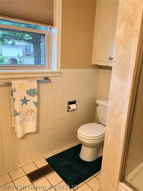 Bath - 1305 Meadow Ln, Fort Smith, AR 72908 photo 3 of 4