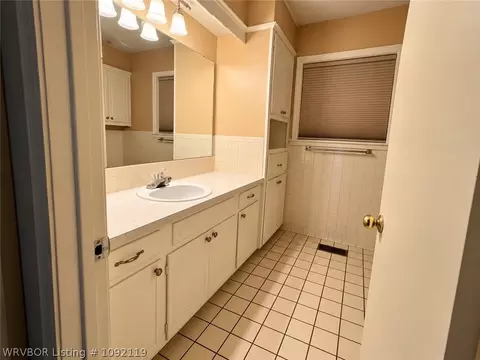 Bath - 1305 Meadow Ln, Fort Smith, AR 72908 photo 2 of 4
