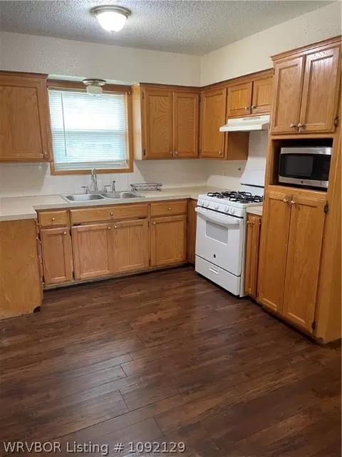 Kitchen - 8001 Colony Ln, Fort Smith, AR 72908 photo 2 of 5