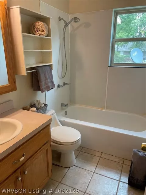 Bath - 8001 Colony Ln, Fort Smith, AR 72908 photo 4 of 5