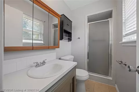 Bath - 8925 Bryn Mawr Cir, Fort Smith, AR 72908 photo 1 of 2