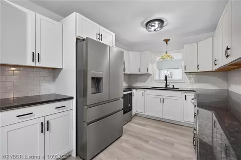 Kitchen - 4505 Park Rd, Lavaca, AR 72941 photo 1 of 2
