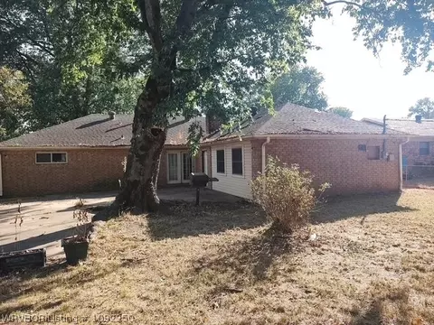 Exterior - 4401 Royal Oak Dr, Fort Smith, AR 72904 photo 2 of 3