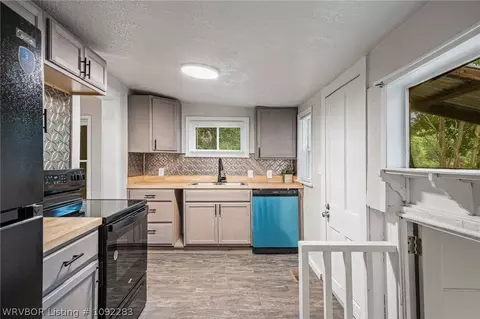 Kitchen - 1515 N 34th St, Fort Smith, AR 72904 photo 2 of 2