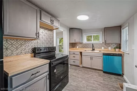 Kitchen - 1515 N 34th St, Fort Smith, AR 72904 photo 1 of 2