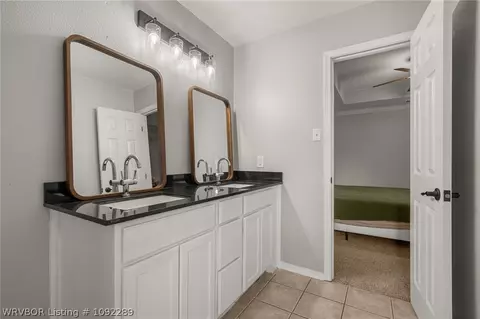 Bath - 2006 Devyn Dr, Lavaca, AR 72941 photo 2 of 4