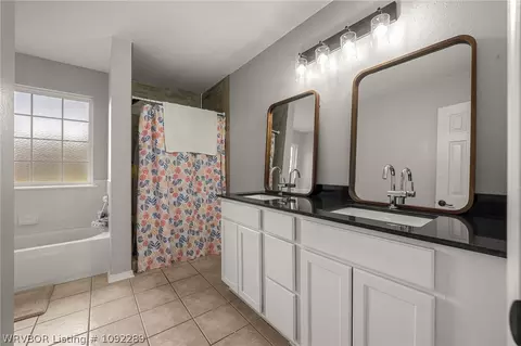 Bath - 2006 Devyn Dr, Lavaca, AR 72941 photo 1 of 4