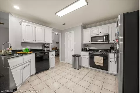 Kitchen - 2006 Devyn Dr, Lavaca, AR 72941 photo 2 of 5