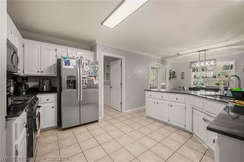 Kitchen - 2006 Devyn Dr, Lavaca, AR 72941 photo 4 of 5