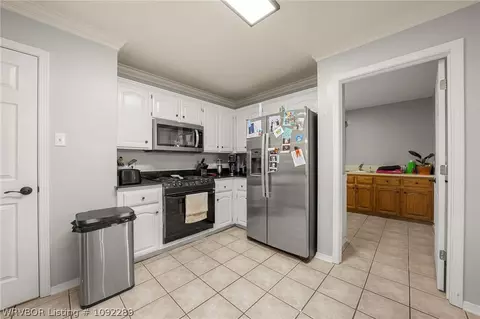 Kitchen - 2006 Devyn Dr, Lavaca, AR 72941 photo 3 of 5