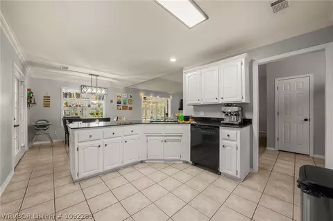 Kitchen - 2006 Devyn Dr, Lavaca, AR 72941 photo 5 of 5