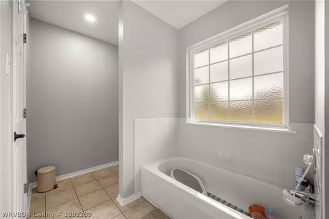 Bath - 2006 Devyn Dr, Lavaca, AR 72941 photo 3 of 4
