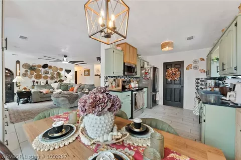 Dining - 604 Nikolas St, Lavaca, AR 72941 photo 2 of 3
