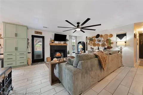 Living - 604 Nikolas St, Lavaca, AR 72941 photo 1 of 2