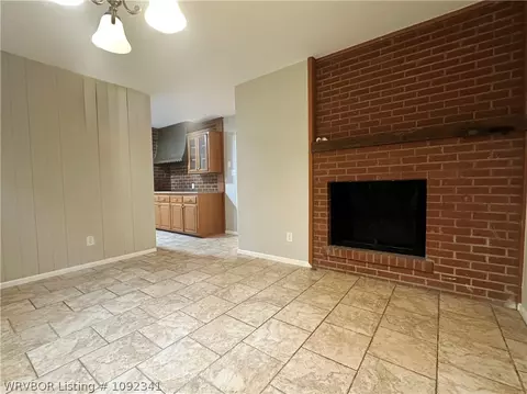 Living - 3300 S Cliff Dr, Fort Smith, AR 72903 photo 3 of 4