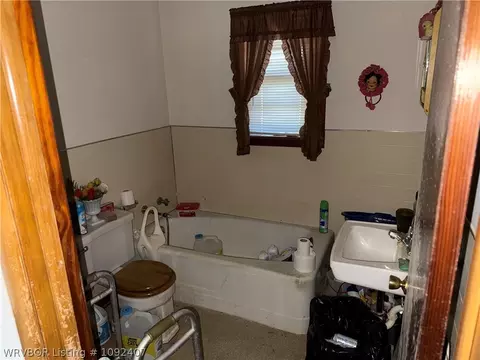 Bath - 405 Cedar Ave, Alma, AR 72921 photo 1 of 1