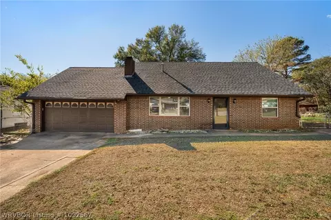 121 Woodbine Ave, Poteau, OK 74953