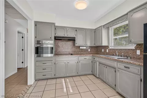 Kitchen - 1702 Tulsa St, Fort Smith, AR 72901 photo 2 of 4