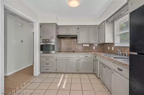 Kitchen - 1702 Tulsa St, Fort Smith, AR 72901 photo 3 of 4