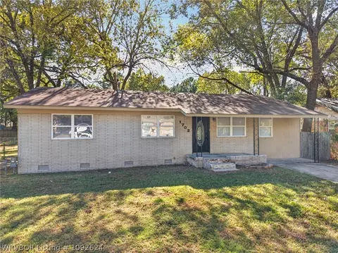 Exterior - 1702 Tulsa St, Fort Smith, AR 72901 photo 2 of 19