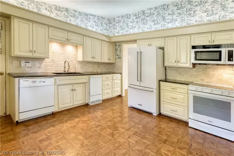 Kitchen - 3022 Cliff Dr, Fort Smith, AR 72901 photo 2 of 3