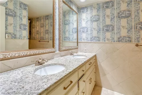 Bath - 3022 Cliff Dr, Fort Smith, AR 72901 photo 2 of 5