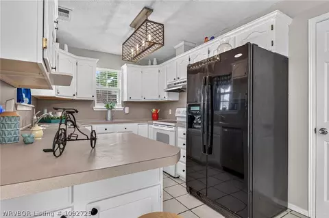 Kitchen - 1908 Whippoorwill Dr, Greenwood, AR 72936 photo 4 of 4