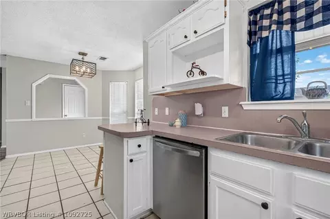 Kitchen - 1908 Whippoorwill Dr, Greenwood, AR 72936 photo 3 of 4