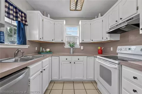 Kitchen - 1908 Whippoorwill Dr, Greenwood, AR 72936 photo 2 of 4