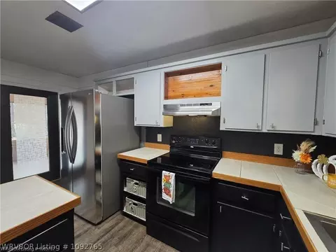 Kitchen - 1005 Highway 96 SW, Lavaca, AR 72941 photo 3 of 5