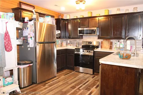 Kitchen - 462012 E 1045 Rd, Sallisaw, OK 74955 photo 2 of 2