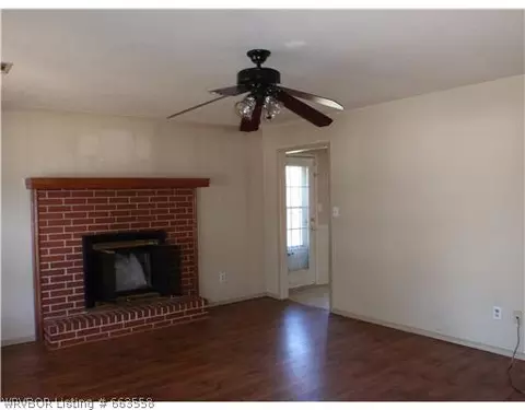 1504 Heather Ct, Barling, AR 72923 photo 2
