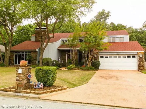 1404 Oak Knolls Cir, Fort Smith, AR 72903 photo 1