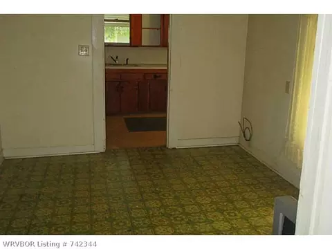 814 E Academy St, Paris, AR 72855 photo 4