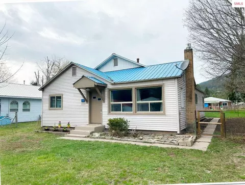 175 Canyon View Rd, Moyie Springs, ID 83845