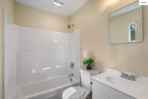Bath - 817 Upland Dr, Sandpoint, ID 83864 photo 1 of 1