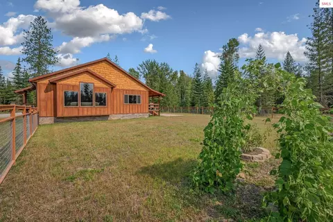 521 Magpie Ln, Sandpoint, ID 83864