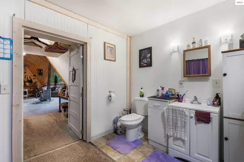 Bath - 762 High Rd, Sandpoint, ID 83864 photo 1 of 3