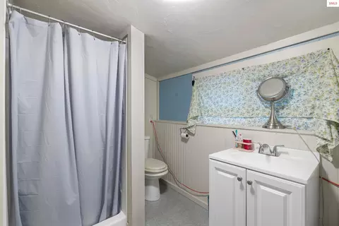 Bath - 762 High Rd, Sandpoint, ID 83864 photo 3 of 3