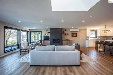 Living - 475 Campbell Point Rd, Laclede, ID 83841 photo 4 of 8