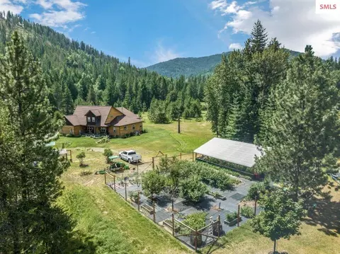 88 Fenway Dr, Sagle, ID 83860