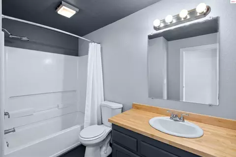 Bath - 403 Olive Ave, Sandpoint, ID 83864 photo 1 of 1