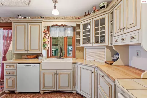 Kitchen - 3467 E Sunset Dr, Harrison, ID 83833 photo 3 of 4