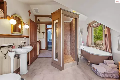 Bath - 3467 E Sunset Dr, Harrison, ID 83833 photo 1 of 4