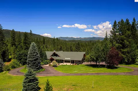 877 Heath Lake Rd, Sagle, ID 83860