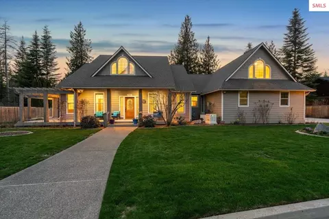212 Canoe Cv, Sandpoint, ID 83864