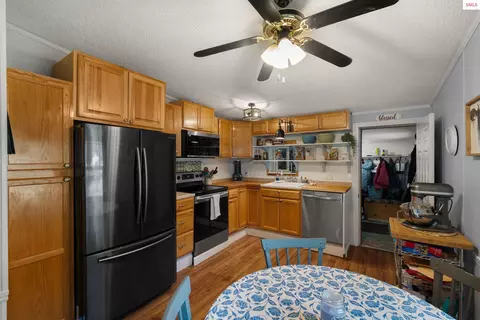 Kitchen - 3464 Upper Pack River Rd, Sandpoint, ID 83864 photo 1 of 2
