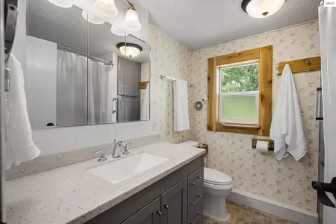 Bath - 3464 Upper Pack River Rd, Sandpoint, ID 83864 photo 1 of 1